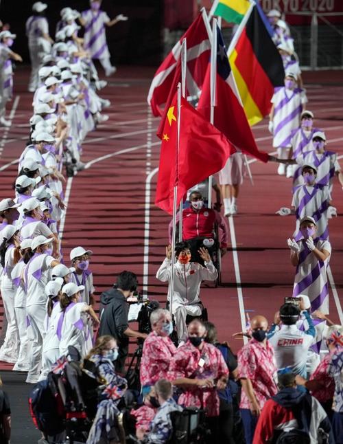 冬奥闭幕式中国代表团旗手
