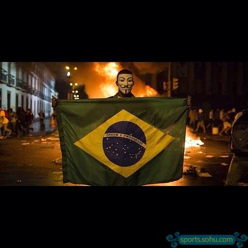 巴西球迷街头爆发骚乱